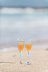 砂浜とワイングラス