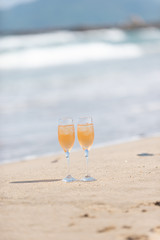砂浜とワイングラス
