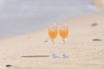 砂浜とワイングラス