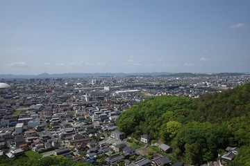 日本の岡山の魚見山から見た町の風景