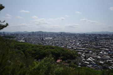 日本の岡山の魚見山から見た町の風景