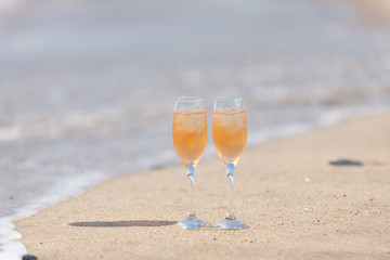 砂浜とワイングラス