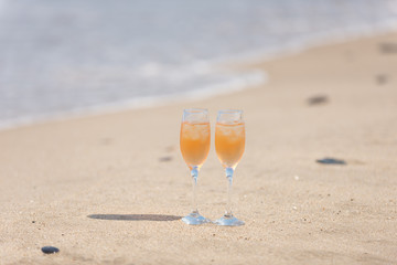 砂浜とワイングラス