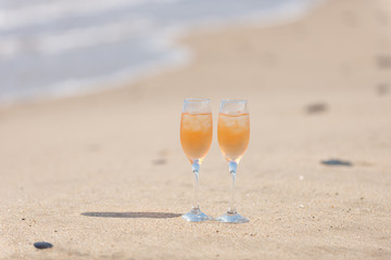 砂浜とワイングラス