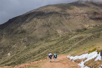Obraz premium Walking in the mountains