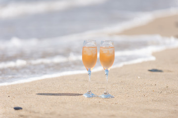 砂浜とワイングラス