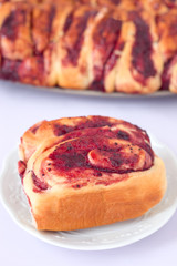 Hefeschnecken mit Beerenmarmelade