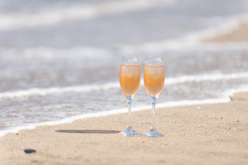 砂浜とワイングラス