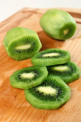 Naklejka na ściany i meble Kiwi slices (kiwifruit)