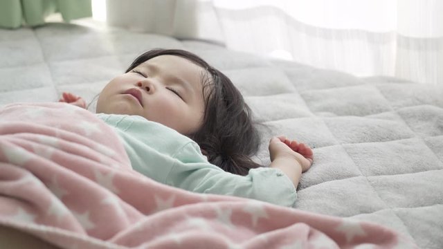 子供　昼寝　睡眠