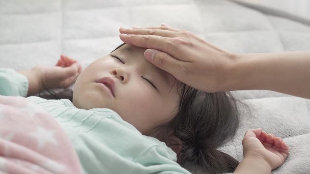 子供　育児　風邪　おでこを触る
