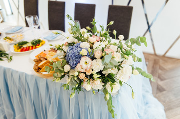 Obraz na płótnie Canvas Luxurious wedding presidium in white with blue elements.
