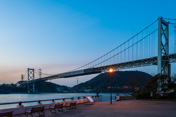 関門海峡の夕暮れと関門橋（福岡県）