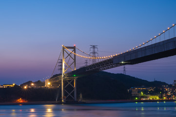 Fototapeta na wymiar 関門海峡の夕暮れと関門橋（福岡県）