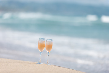 砂浜とワイングラス