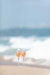 砂浜とワイングラス