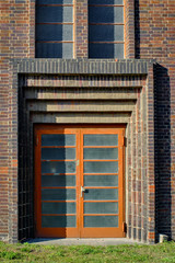 Expressionistisches Fassadendetail: Tür mit gestaffelter Umrahmung an der Klinkerfassade des denkmalgeschützten Heizkraftwerks Klingenberg in Berlin-Rummelsburg