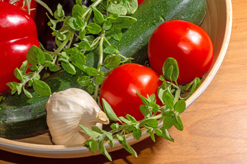 Frisches mediterranes Gemüse aus dem eigenen Garten
