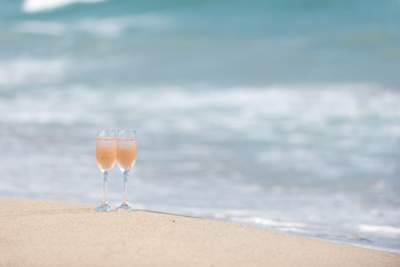 Fototapeta na wymiar 砂浜とワイングラス