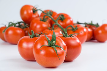 Rote frische saftige Tomaten auf weißem Hintergrund (Rispentomaten)