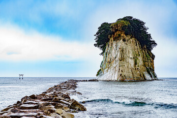 能登半島の見附島（軍艦島）
