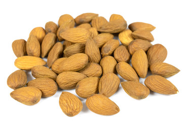 plat d'amandes entières sur un fond blanc