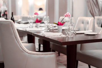 レストランでの食事　テーブルと花