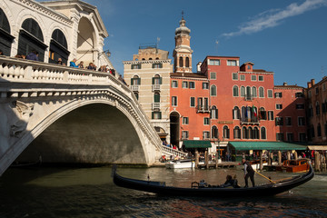 Fototapeta na wymiar Góndola en el Gran Canal de Venecia pasando bajo el puente de Rialto.