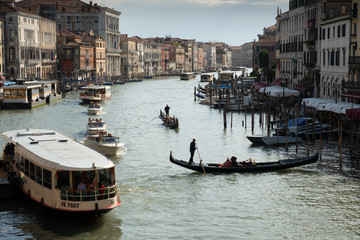 Fototapeta na wymiar Góndolas, vaporettos y taxis en el Gran Canal de Venecia visto desde el puente de Rialto.