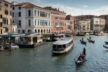 Fototapeta na wymiar Góndolas y vaporettos en el Gran Canal de Venecia visto desde el puente de Rialto.