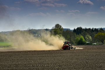 Dürre, Trockenheit, Staub, Trecker auf einem trockenen Acker, Feldarbeit, Wassermangel, kein...