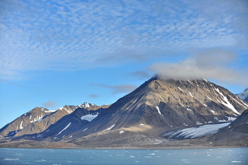Snowy mountains and drifting icebergs in the Greenland Sea. © Oleksandr Umanskyi