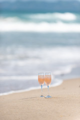 砂浜とワイングラス