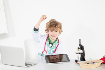 young doctor uses tablet, an innovation in online medicine