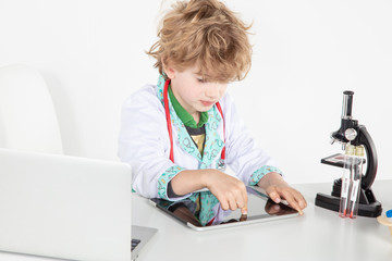 young doctor uses tablet, an innovation in online medicine