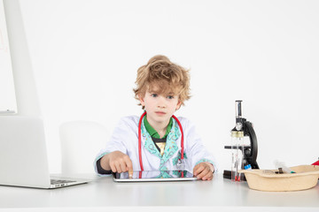 young doctor uses tablet, an innovation in online medicine