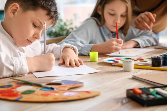 Children attending optional drawing classes at school