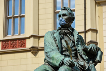Wrocław - pomnik Aleksandra Fredry w maseczce - obrazy, fototapety, plakaty