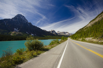 Obraz premium Icefields Parkway - view of mountains and road near the columbia icefield in jasper national park, Alberta, Canada