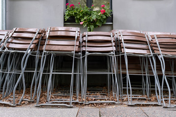 Zusammengestellte Tische und Stühle eines Restaurants im Berliner Stadtteil Prenzlauer Berg. Zur Zeit ist nur ein Ausser-Haus-Verkauf erlaubt. 