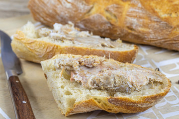 rillettes de porc sur une baguette de pain