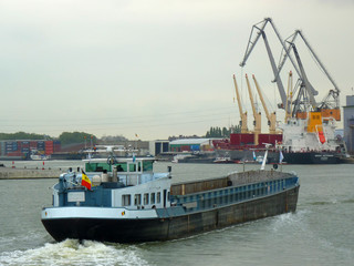 Fototapeta premium Frachtschiffe und Container im Hafen von Antwerpen.