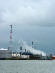 Eine Raffinerie im Hafen Antwerpen.