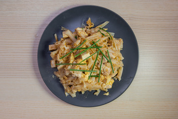 A plate of chicken pad thai.