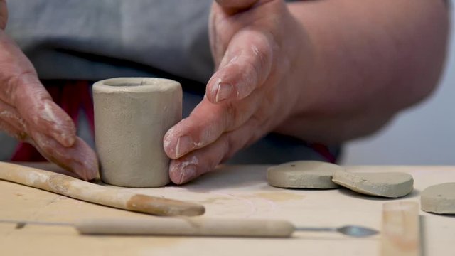 weibliche H&auml;nde formen, t&ouml;pfern eine Schale aus Ton