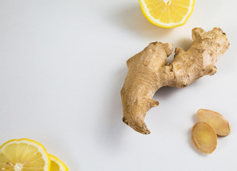 gingembre et tranches de citron sur fond blanc
