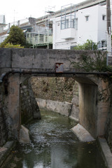 Fototapeta na wymiar 古く汚れた橋と川