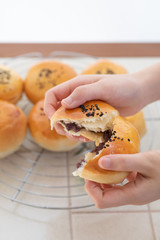 自宅でパン作り　あんぱん　子供があんぱんを半分に割る様子