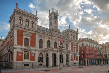 Fototapeta na wymiar Plaza mayor de Valladolid con el Ayuntamiento en España