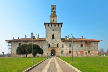 Fototapeta na wymiar cusago ed il castello in italia